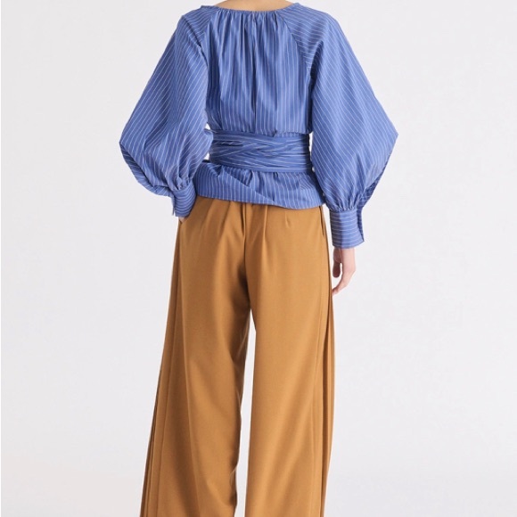 Voluminous Sleeve Blouse - Picture 7 of 7